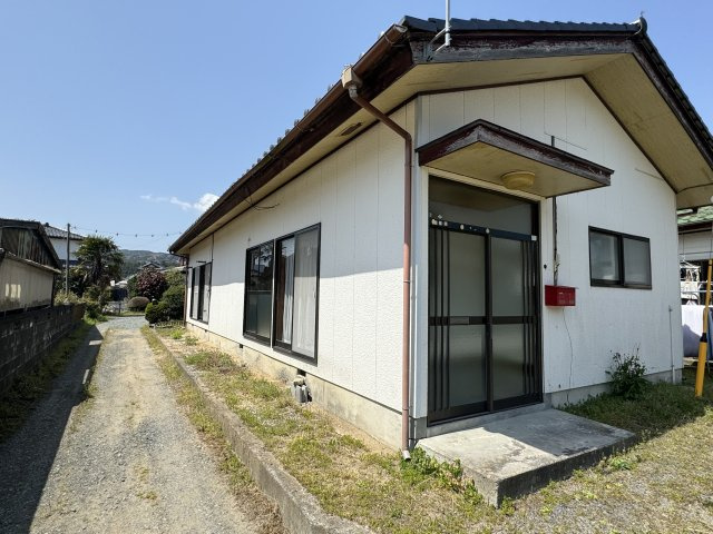 【3棟まとめ売り】平屋2棟＋共同住宅の一括販売～高萩市大字島名～の外観|平屋B棟の外観。南側は隣家の通路となっており、圧迫感が少なく落ち着いた住環境です。