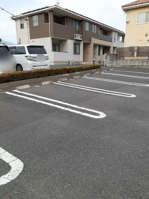 エレナメゾンＢの駐車場