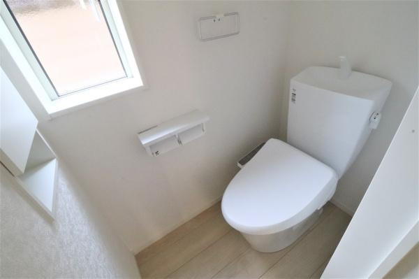 宮崎市清武町今泉・中古戸建のトイレ|【トイレ】
各階にトイレが付いているので、忙しい朝の時間帯にも安心
