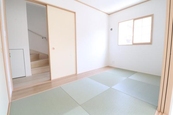 宮崎市清武町今泉・中古戸建の和室|【1階和室】
少し横になりたいとき、畳でひとやすみするのは気持ちが良く癒されますね