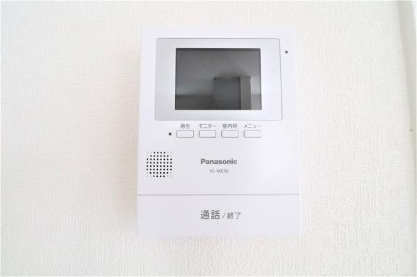 宮崎市清武町今泉・中古戸建のその他|【TVモニター】
モニター付きインターホンだから部屋の中から来客を確認可能。知らない来客でも安心。