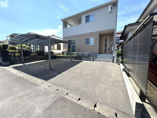 宮崎市清武町今泉・中古戸建の玄関|【玄関】　
「おかえり」と「ただいま」が交差するお家の顔とも言える場所は、爽やかで心地良い空間に仕上がっています。