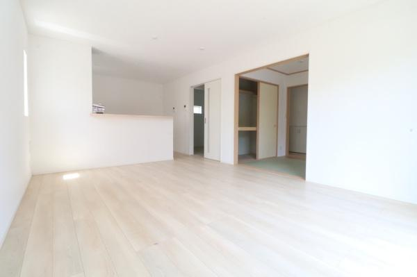 宮崎市清武町今泉・中古戸建の居間・リビング|【リビング】
南向きの明るく、自然と家族が集まる空間になっております