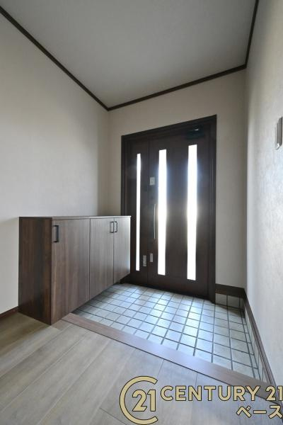 大和高田市今里川合方　一戸建の玄関|■現地撮影写真■広くて明るい玄関！シューズボックス完備！