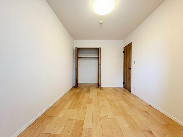 ガーデンハイツ藤が丘の洋室|各部屋に大容量収納付きです。