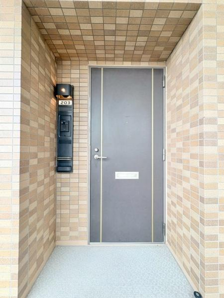 ガーデンハイツ藤が丘の玄関|防犯に嬉しいカメラ付きインターホン付。