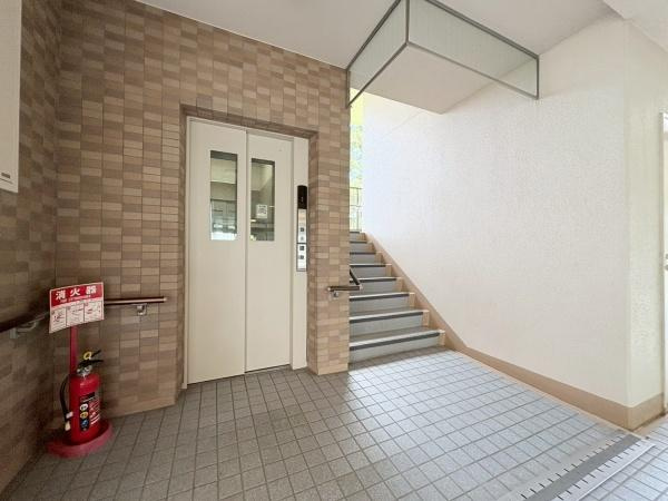ガーデンハイツ藤が丘のエントランス|共用廊下及び外に面する階段は屋根がないので日当たりがとても良好。晴れた日は階段で部屋まで行くのも爽快です。