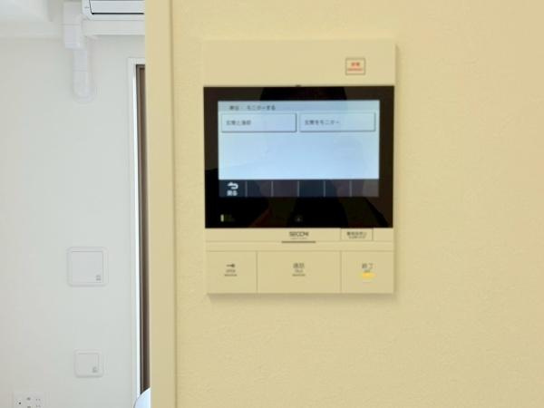 クリオ大師公園南壱番館のその他|壁に設置されたモニター付きインターホンが確認できます。来訪者の映像を室内から確認できる仕様です。ボタン配置が分かりやすく操作が簡単です。押しやすいサイズのボタンで使いやすさが考慮されています。