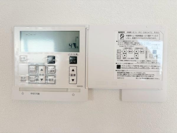 クリオ大師公園南壱番館のその他|壁面に設置された給湯リモコンがあり操作パネルが大きく見やすい設計です。各種モードや温度調整が簡単に行えるボタンが揃っています。取扱説明がしっかり掲載されていて初めての方も安心して使用できます。