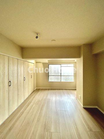 西大島ビューハイツの寝室|【寝室】心と体をゆったりと安らげる主寝室。寝室のゆとりが大きい分だけ、暮らしの安らぎは深まります。一日の疲れを癒すだけでなく、ご夫婦の親密な語らいを紡ぎ出します