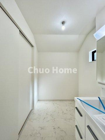 葛飾区東水元3丁目新築分譲住宅の脱衣所|【洗面所】明るい洗面所は朝をすっきりさせてくれる空間です。バタバタしている忙しい朝でも収納が多い洗面台では短い時間で効率良く支度ができます。