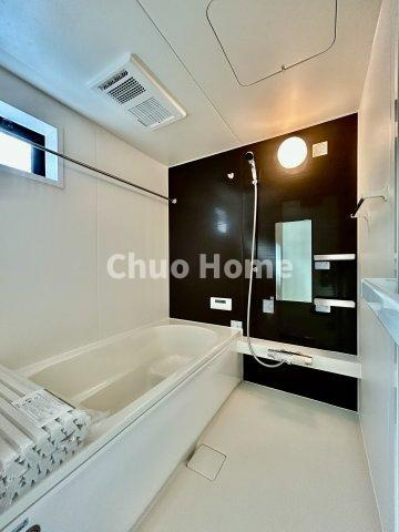 葛飾区東水元3丁目新築分譲住宅の浴室|【バスルーム】暖房換気乾燥機付きシステムバスルーム。暖房・冷風・換気・乾燥など、毎日を快適に過ごせるうれしい機能が揃っています。雨の日の洗濯物も安心です。