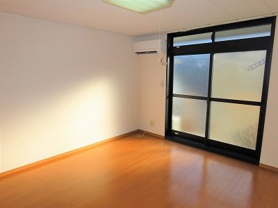 レオパレスファーストステージＳの居間・リビング|家具家電の付いていないお部屋です