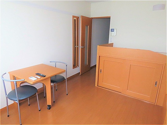 レオパレス満の居間・リビング|ハイベッドタイプのお部屋です