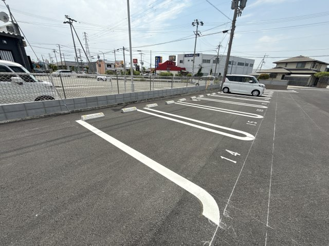 ハイムレトア飾東　B棟の駐車場