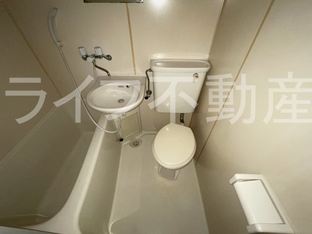 レオハイツ若江のトイレ|落ち着いた色調のトイレです