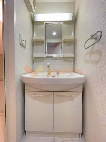 モントーレヒルズ東櫛原の独立洗面台|独立洗面台で身支度をすべて済ませてしまいましょう※別号室のお写真になります。