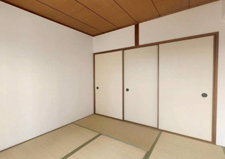 【和室】 | 日商岩井野里マンション　リフォーム済み | 和室約5.6帖です♪奥行のある押入れも設けられております！！足を伸ばして寛げる居室です「！！