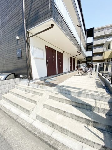 藤沢市円行１丁目の賃貸マンションのエントランス