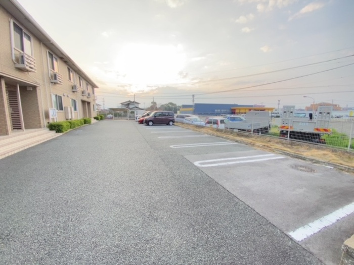 モダンコートの駐車場