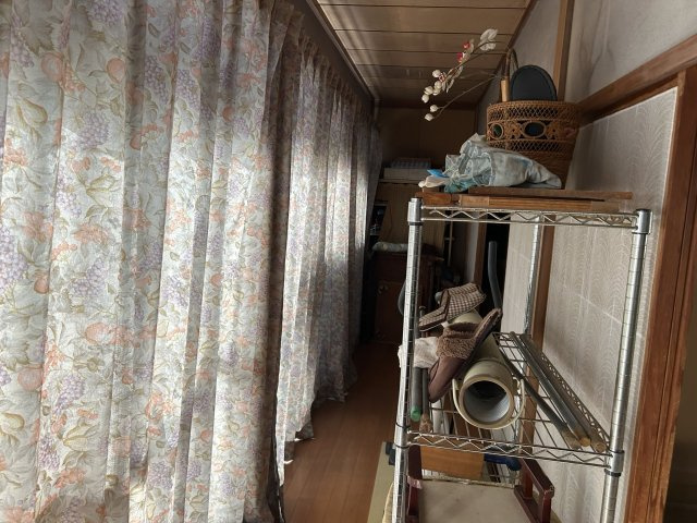 南相馬市原町区桜井町 中古住宅5DK 陽当たり良好！ 不動産プラスの内装|一階の南面縁側になります。陽当たりもよく物干しに便利です。動産は処分にてお引渡しになります。