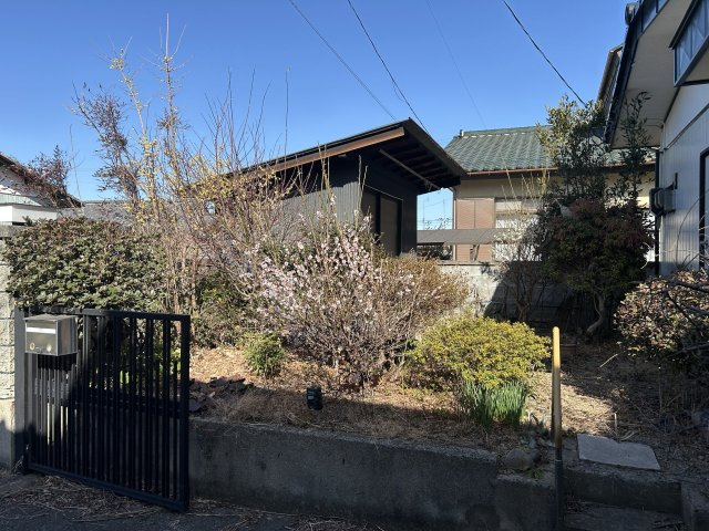 南相馬市原町区桜井町 中古住宅5DK 陽当たり良好！ 不動産プラスの庭|南面のお庭です。現状で手入れが行き届いておりますが外構工事にて駐車場の拡張も可能です。