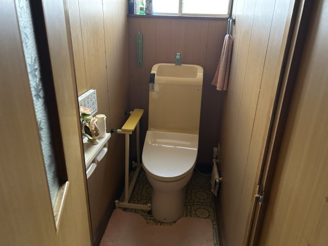 南相馬市原町区桜井町 中古住宅5DK 陽当たり良好！ 不動産プラスのトイレ|一階トイレです。節水タイプの暖房洗浄付きトイレになります。
