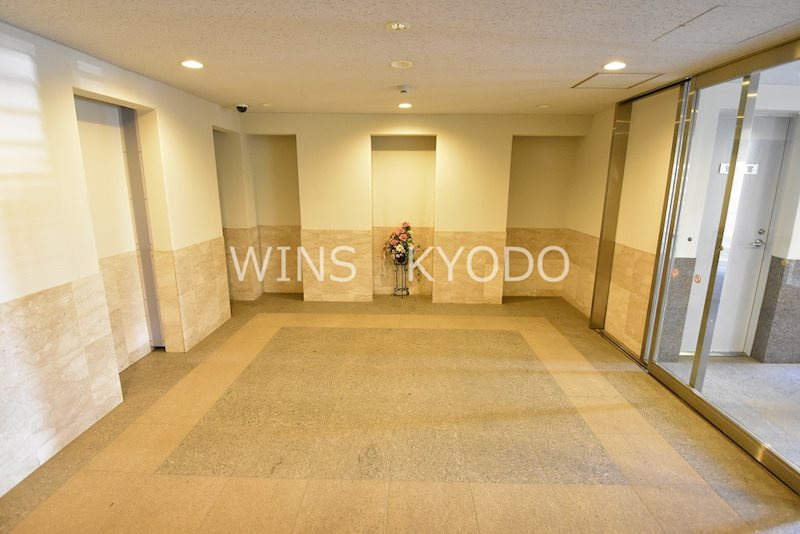 世田谷区成城４丁目の賃貸マンションのエントランス