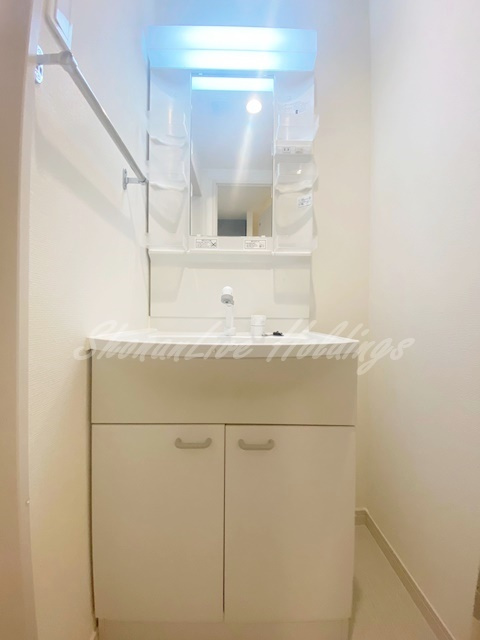 鎌倉市山崎の賃貸マンションの洗面所|明るい洗面所です