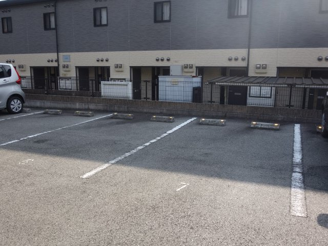 レオパレス天が岡の駐車場