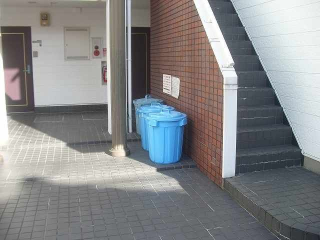 レオパレス松田のエントランス