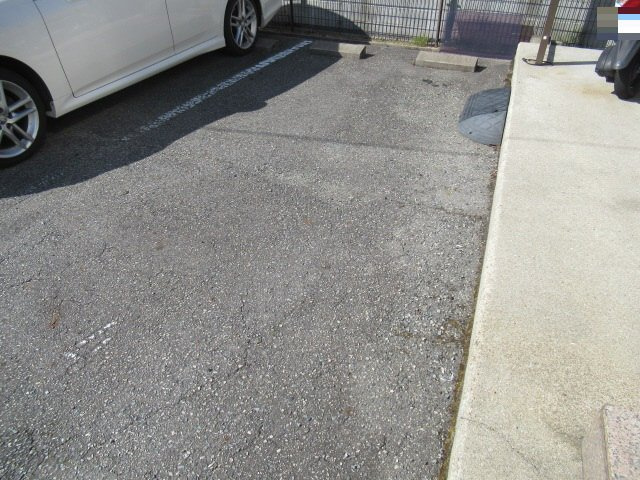 神戸市西区伊川谷町潤和のアパートの駐車場