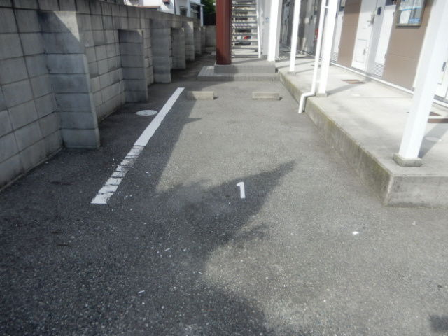 レオパレスシーブリーズの駐車場