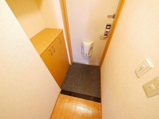 メゾン・酒屋辻の玄関|明るい玄関です