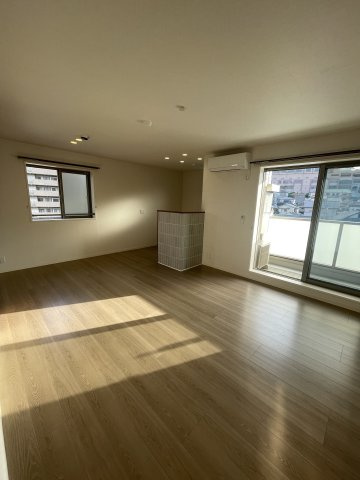 ソフィット宮川の居間・リビング