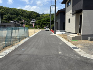 【前面道路含む現地写真】 | 土地　金光町占見　全15区画 | 東側前面道路は幅員約5ｍ