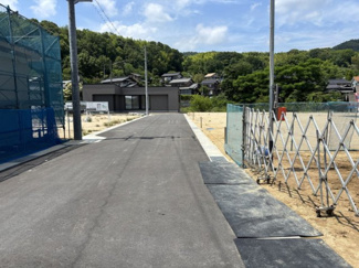 【前面道路含む現地写真】 | 土地　金光町占見　全15区画 | 西側前面道路は幅員約6ｍ