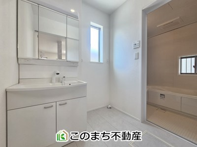 ハートフルタウン宇都宮市清原台4丁目941番の洗面所|シャンプードレッサーで朝の身支度♪伸びるホースでお掃除も簡単清潔です！