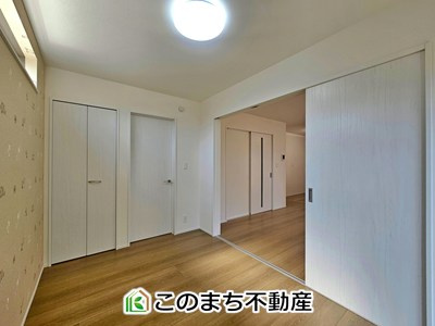 ハートフルタウン宇都宮市清原台4丁目941番の洋室|日当たりが良く明るい洋室です。クローゼット付きで家具の配置がしやすく居心地の良いプライベート空間を演出します。