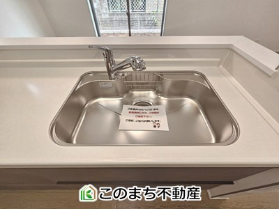 ハートフルタウン宇都宮市清原台4丁目941番のキッチン|ビルトイン型浄水器を内蔵したキッチン水栓。お米を研いだり、野菜を洗ったりするときなど用途に応じてワンタッチで浄水に切り替えが可能です。カートリッジ式なので、フィルターを簡単に交換する事が出来ます。