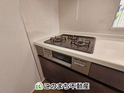 ハートフルタウン宇都宮市清原台4丁目941番のキッチン|三ツ口コンロ採用で、同時調理もスムーズ◎！お料理を並べられるカウンター付きで、配膳・片付けをサポート！リビングで過ごすご家族とコミュニケーションを楽しみながら作業可能です♪