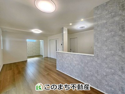 ハートフルタウン宇都宮市清原台4丁目941番の居間・リビング|開放感のある広々としたリビング☆家族みんなでゆったりくつろげます♪
南側から暖かな日差しが差し込みます♪キッチンからリビングの様子がよく見渡せます☆