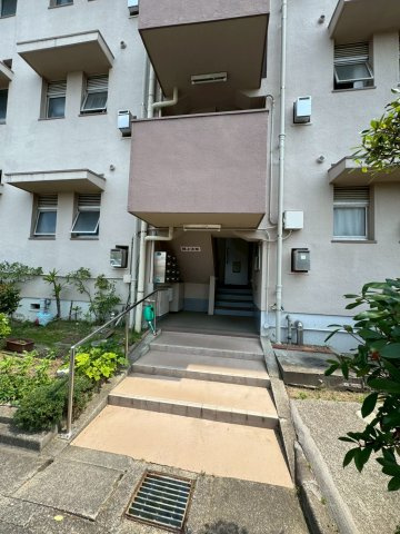 北須磨団地A-1号棟のエントランス