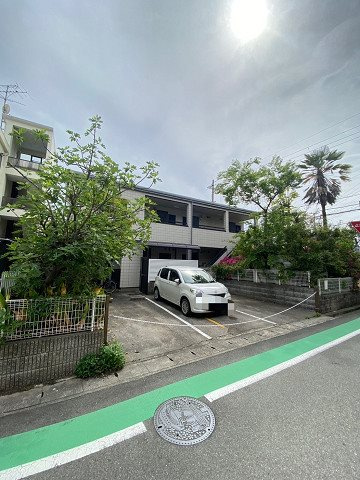 メゾン小百合園の駐車場