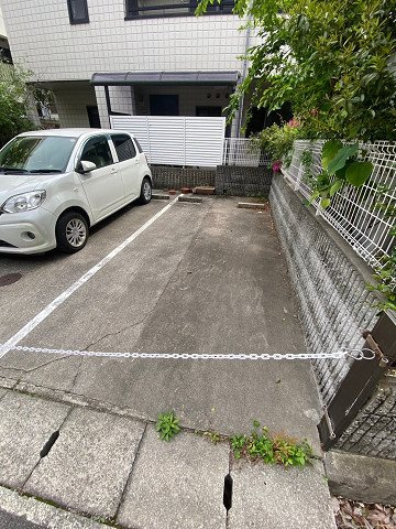 メゾン小百合園の駐車場