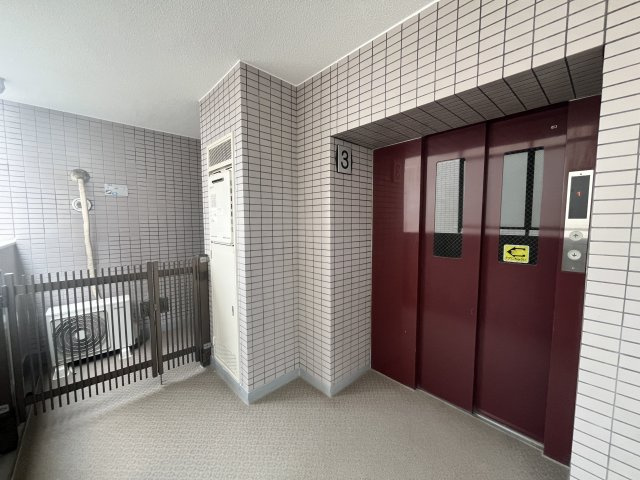 コスモ東岩槻のその他共用部分|玄関脇にエレベーターがあります