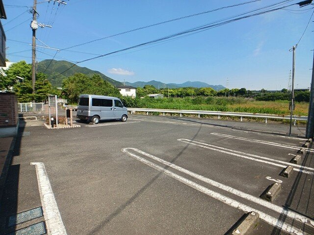 【駐車場】 | フォーリストメゾンⅠ | 駐車場があるので、車を買う予定の方も安心です