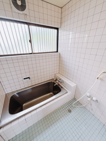 【中古戸建】前橋市富士見町小暮 の浴室|■浴室｜デザイン性に優れた浴室♪1日の疲れを癒す、ゆったりとしたバスタイムをぜひお過ごしください(*＾＾*)大きな窓付きで嬉しい♪