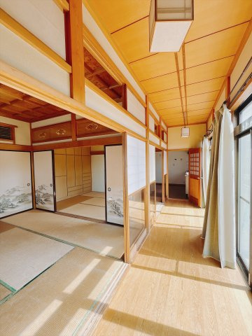 【中古戸建】前橋市富士見町小暮 の外観|■縁側｜縁側のからは温かな日差しが入りこみます♪安心できる和室＆陽光で暮らしも嬉しいですね＾＾