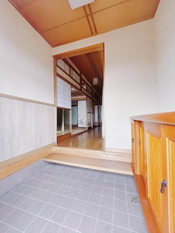 【中古戸建】前橋市富士見町小暮 の玄関|■玄関｜毎日の「いってらっしゃい」や「お帰りなさい」を大切なご家族と過ごす玄関は〈使いやすさ〉を追求しております。玄関横の物入は急な来客時でもさっとお片付けできるスペースを確保しています。